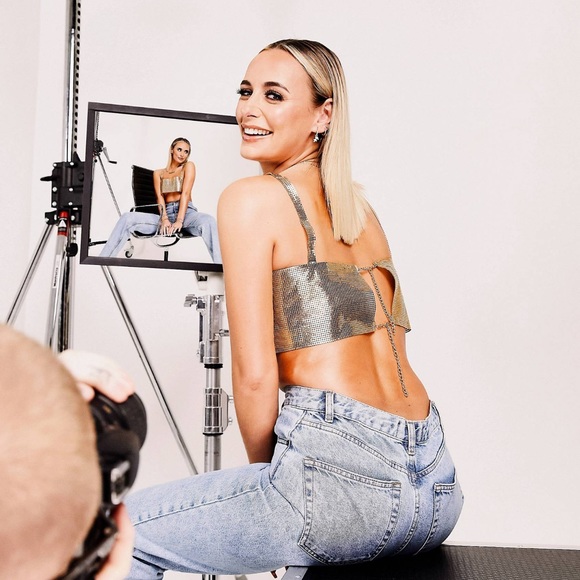 SIMMI Chain Mail Strappy Crop Top in Gold - Picture 4 of 7